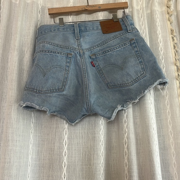 Levi 501 light washed jean shorts - Picture 2 of 4